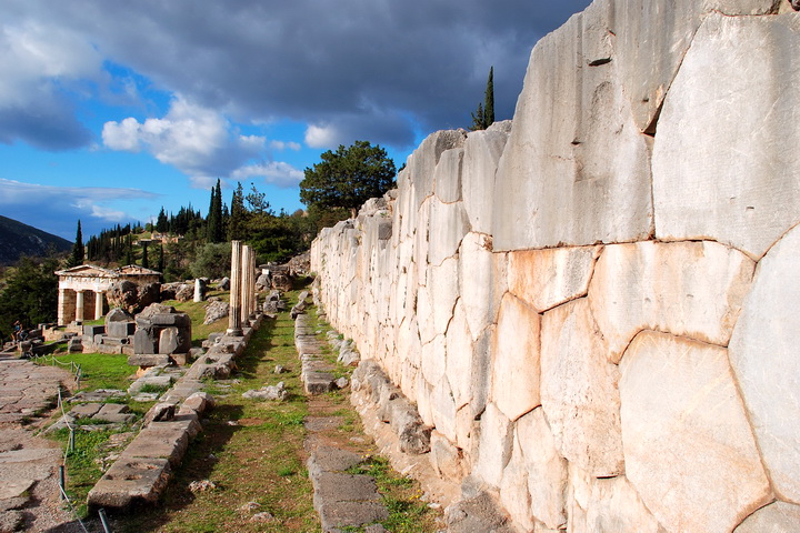 Ξενοδοχειο Αρίων Δελφοί - Μνημείο Π.Π.Κ